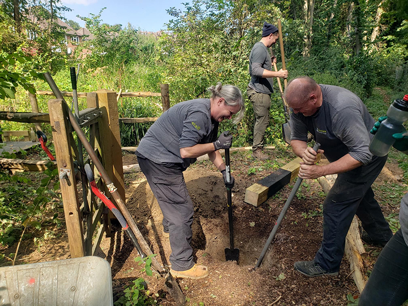 Polly and Steve digging a fencepost hole © Katie Parker